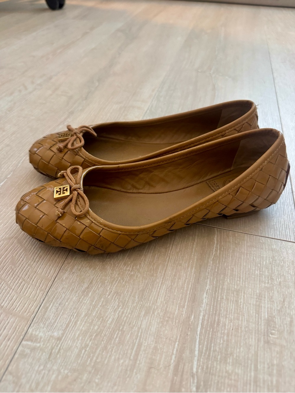 Tory Burch Woven Leather Ballet Flats Tan Gold Logo Bow Size 6
